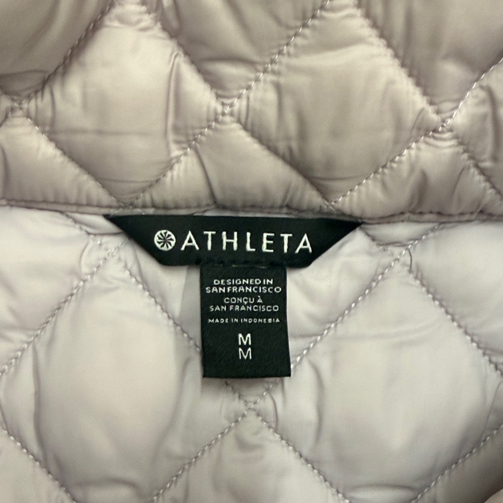 Athleta Whisper Featherless Puffer Vest in lilac - M - Picture 3 of 7